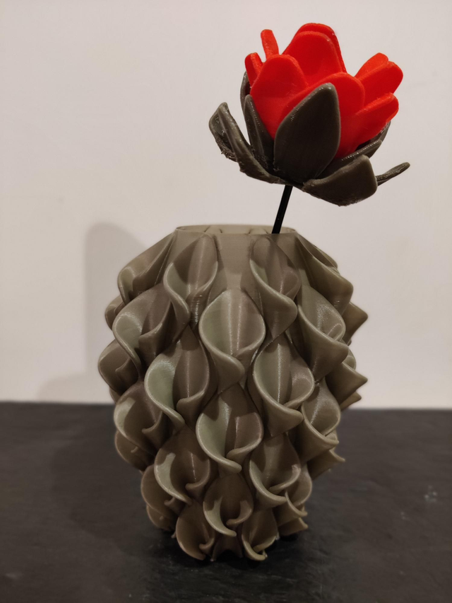 Gothic Twisted Lattice Spiral Vase, Obsidian Black & Silk Gold